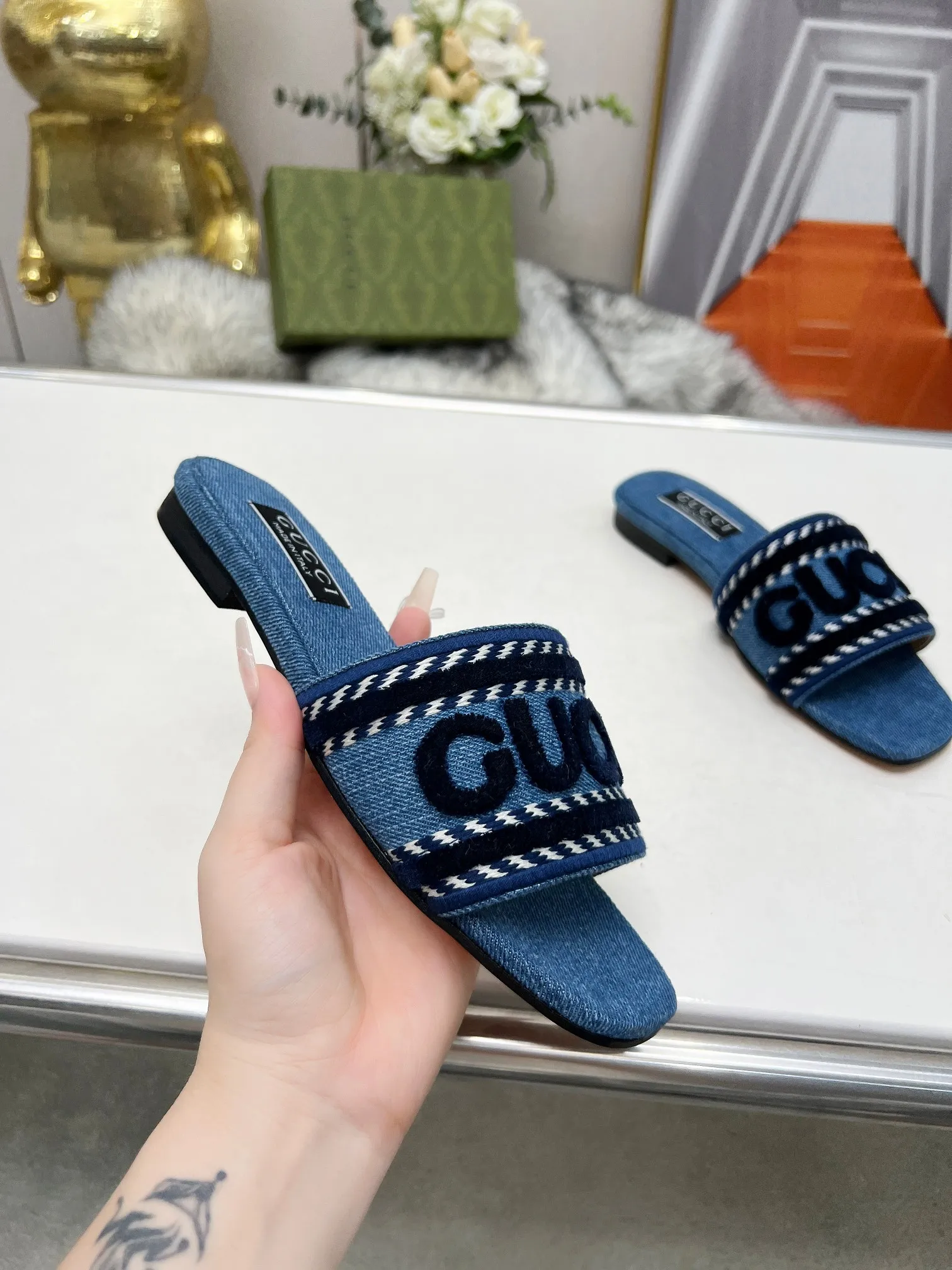👟👟Ex-factory price 340👟👟 Genuine leather sole 200 Gucci 2024/Spring and summer new electric embroidery flat slippers hot style online —————————————— Perfect interpretation! The original development supports any comparison in the market! Carefully crafted materials! Months in the making! The pattern is extremely beautiful! Unique charm. The fabric is made from the original one-to-one ratio! Flash sale market free version! The thorn lines and three-dimensional effect are full! High-end and high-end Factory No.: 828-16 ꫛꫀꪝ Go➫ Materials: ❶ Upper: Electric embroidery environmentally friendly washed denim fabric ❷ Feet: imported sheepskin, lining sheepskin. ❸Outsole! Original Italian leather outsole ➕ Rubber outsole ........................................ ♡Size: 35-44 ♡Colour: 1cm